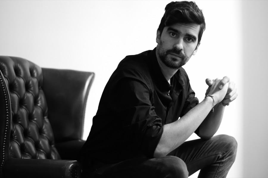 Ben Borden, mentaliste assis sur un fauteuil — portrait artistique